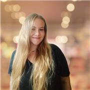 Profesora titulada en canto por el Trinity College y con amplia experiencia en musicales, concursos, conciertos...